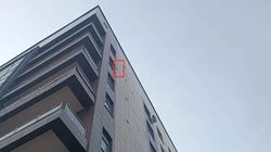 У здания возле Первомайского райсуда треснула фасадная плитка