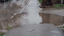 На пересечении улиц Дзержинского и Пролетарской большая лужа