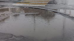 На улице Суюмбаева большие лужи. Горожанин спрашивает, почему не работает водоотводная система