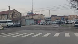 На Фрунзе—Осмонкула по всему перекрестку есть большие ямы