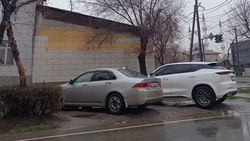 На Суюмбаева—Жумабека машины припаркованы на газоне