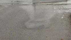 На пересечении улиц Ахунбаева и Ак-Шыйрак из люка течет вода