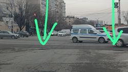 На пересечении улиц Чуй и Т.Айтматова есть большие ямы