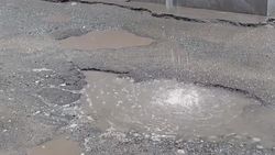 «Вода асфальт точит» — из крыши объекта текла вода во время дождя