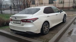 На улице Армейской машина припаркована на газоне На улице Армейской машина припаркована на газоне