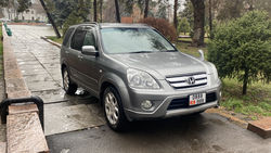 На улице Пушкина возле здания Центризбиркома «Хонда» стоит на тротуаре На улице Пушкина возле здания Центризбиркома «Хонда» стоит на тротуаре