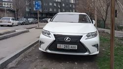 На улице Армейской машина припаркована на газоне На улице Армейской машина припаркована на газоне