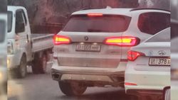 BMW X5 выехала на встречку на Ахунбаева—Элебаева