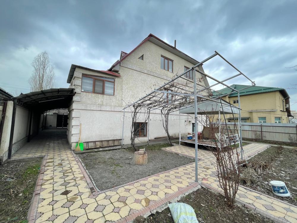 Продаю дом 7-ком. 270кв. м., этаж-3, 8-сот., стена кирпич, Ауэзова/Л.Толстого.