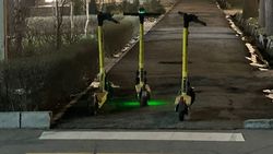 Самокаты стоят на тротуаре, закрывая пешеходный переход на бульваре Эркиндик Самокаты стоят на тротуаре, закрывая пешеходный переход на бульваре Эркиндик