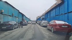 На рынке Дордой машины паркуются перед запрещающим знаком На рынке Дордой машины паркуются перед запрещающим знаком