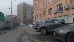 В микрорайоне Восток-5 машины припаркованы в неположенных местах В микрорайоне Восток-5 машины припаркованы в неположенных местах