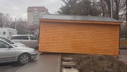 Контейнер перекрыл тротуар возле сквера на Тоголок Молдо