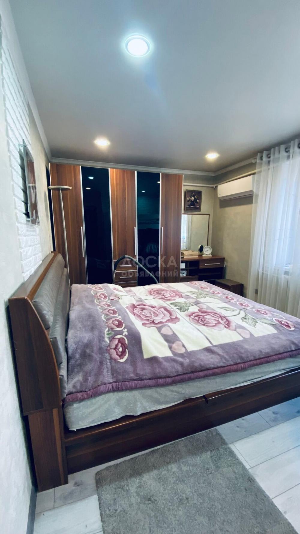 Продаю 2-комнатную квартиру, 42кв. м., этаж - 2/2, Ленинское.