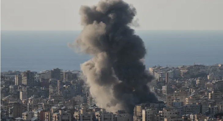 Дым поднимается над Дахией, южным пригородом Бейрута, Ливан, после израильских авиаударов