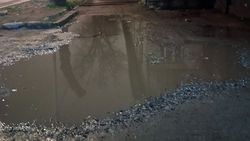 На Ч.Айтматова—Л.Толстого есть большие ямы и лужи