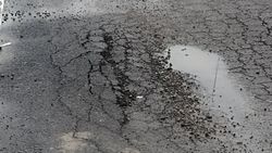 «Новый асфальт прослужил одну зиму» — житель Арча-Бешика жалуется на состояние дороги