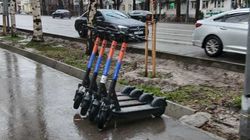 Бишкекчанин просит запретить движение самокатов и скутеров по тротуарам