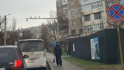 На Юнусалиева—Сухэ Батора машины припаркованы в неположенном месте На Юнусалиева—Сухэ Батора машины припаркованы в неположенном месте