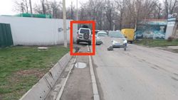 Житель просит установить знак «Стоянка запрещена» перед тротуаром на Жибек Жолу—Ала-Арчинская