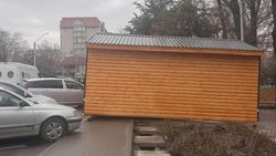 В мэрии ответили, почему контейнер перекрыл тротуар возле сквера на Тоголок Молдо