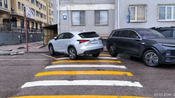 Возле школы №95 машина припаркована на пешеходном переходе Возле школы №95 машина припаркована на пешеходном переходе