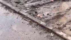 Житель города Ош жалуется на грязь на дороге на улице Салиева Житель города Ош жалуется на грязь на дороге на улице Салиева