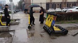 На Киевская—Калык Акиева самокаты стоят на тротуаре и мешают пешеходам, - горожанин