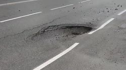На улице Фучика глубокая яма на новом асфальте На улице Фучика глубокая яма на новом асфальте