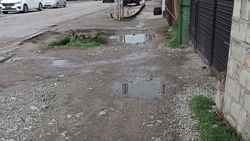 Разбитый тротуар, лужи и грязь — горожанин жалуется на состояние тротуара на ул. Абдрахманова Разбитый тротуар, лужи и грязь — горожанин жалуется на состояние тротуара на ул. Абдрахманова