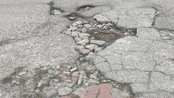 «Бишкекасфальтсервису» направлено письмо о необходимости ремонта тротуара на Раззакова—Чокморова