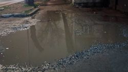 В мэрии ответили на жалобу жителя на большие ямы возле строительства на Ч.Айтматова—Л.Толстого