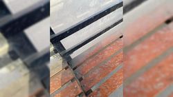 Грязь на скамейках остановки, на которую жаловалась горожанка, очищена