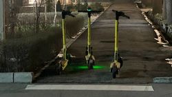 Самокаты на тротуарах: Мэрия ответила, что ситуация взята под контроль