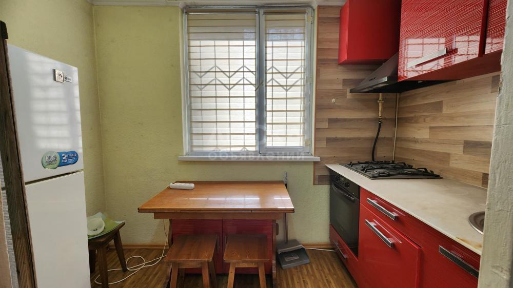 Продаю 1-комнатную квартиру, 32кв. м., этаж - 1/4, 8мкр.