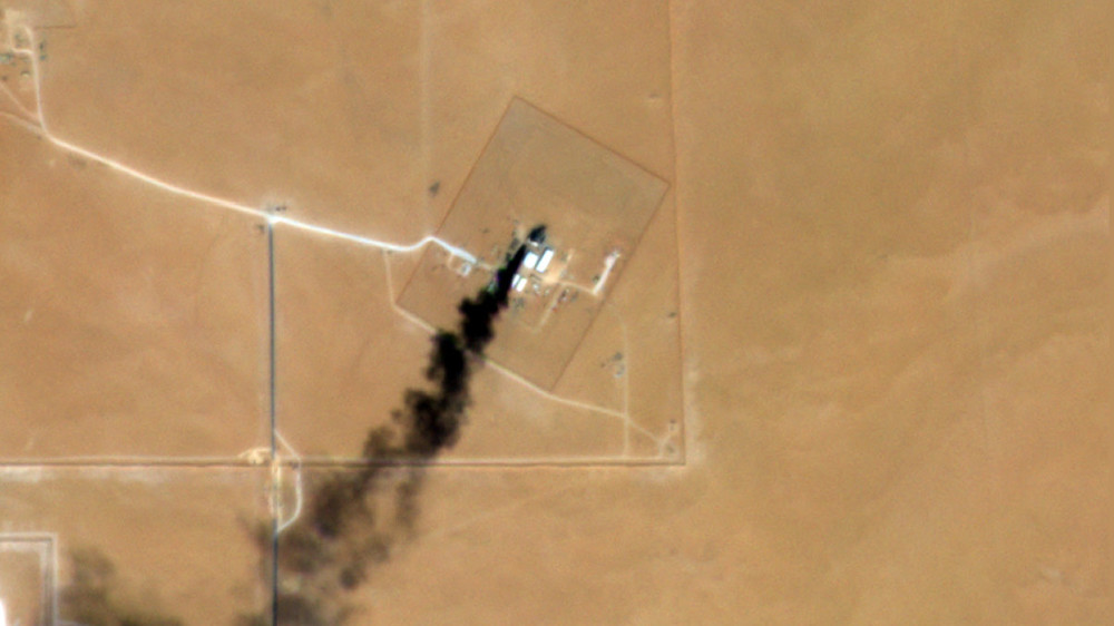 На спутниковых снимках 1 марта видно, как из здания на авиабазе принца Султана в Саудовской Аравии поднимается дым.