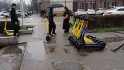 Впредь самокаты не будут размещаться на тротуаре на Киевская—Калык Акиева, - мэрия