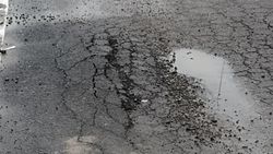 Мэрия: Подрядной организации поручено устранить дефекты на новом асфальте в Арча-Бешике