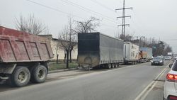 На улице Садыгалиева одну полосу дороги занимают припаркованные фуры, - житель