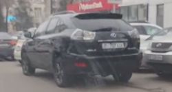 На Киевская—Панфилова водители паркуют машины на проезжей части