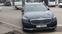 Машины припаркованы на остановке по улице Бейшеналиева