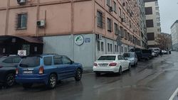 На улице Армейской машины припаркованы в неположенном месте