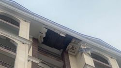 У здания на улице Тоголок Молдо упала часть крыши У здания на улице Тоголок Молдо упала часть крыши