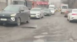 Житель просит сделать ремонт дороги на Жибек Жолу—Осмонкула и сделать тротуар