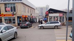 Водители не соблюдают требования знака, запрещающего въезд на Ортосайском рынке, - горожанин