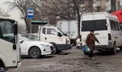 На Ибраимова—Московская тротуар занят грузовиками и легковыми машинами