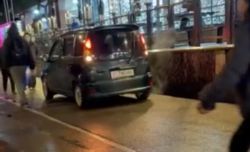 Машина ехала по тротуару на Чуй—Исанова. Видео горожанина