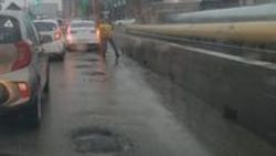 На мосту на Фрунзе—Осмонкула большие ямы На мосту на Фрунзе—Осмонкула большие ямы