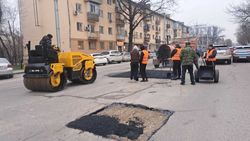 На Киевской провели ямочный ремонт после сообщения жителей о щебнях