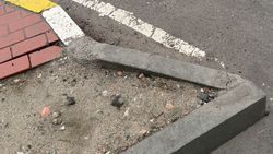 Горожанин жалуется на качество бордюров на ул.Московской. Фото